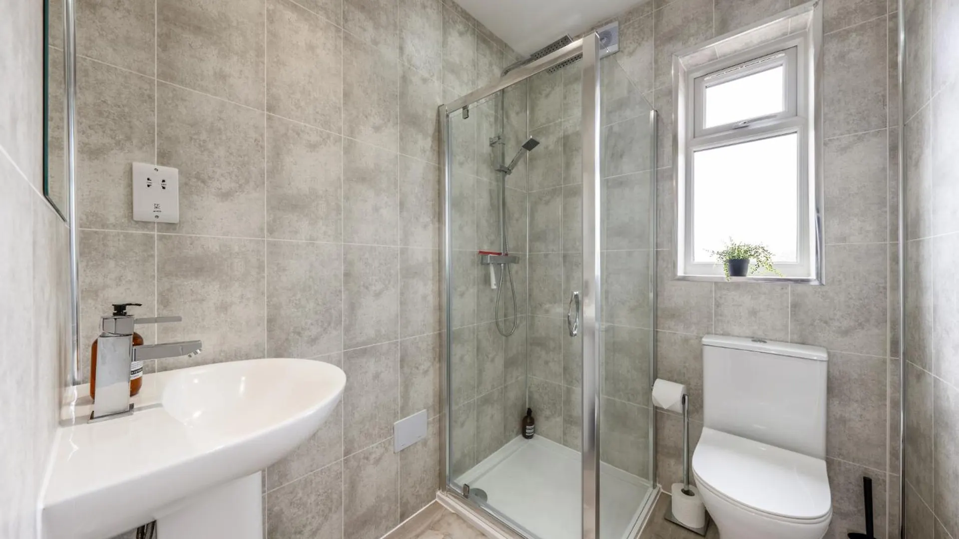 Apartment Entire 3 Bedroom House In London - Canning Town, City Airport, London Excel