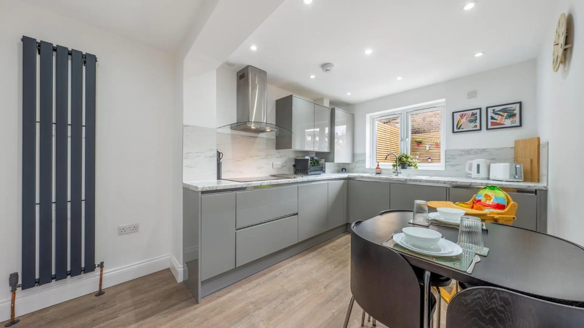 Entire 3 Bedroom House In London - Canning Town, City Airport, London Excel Apartment